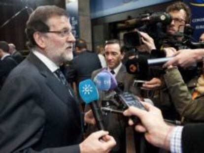 El presidente del Gobierno espa&ntilde;ol, Mariano Rajoy, atiende a la prensa al t&eacute;rmino de la cumbre informal de jefes de Estado y de Gobierno de la UE que ha analizado los resultados de las elecciones europeas, anoche en Bruselas. 