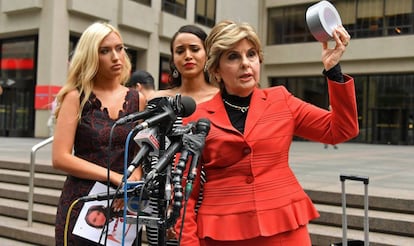 La abogada Gloria Allred junto a las ex animadoras del equipo Houston Texas, en Nueva York, el pasado junio.