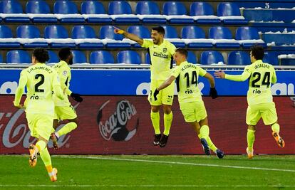 Suárez celebra su gol ante el Alavés este domingo en Mendizorroza.