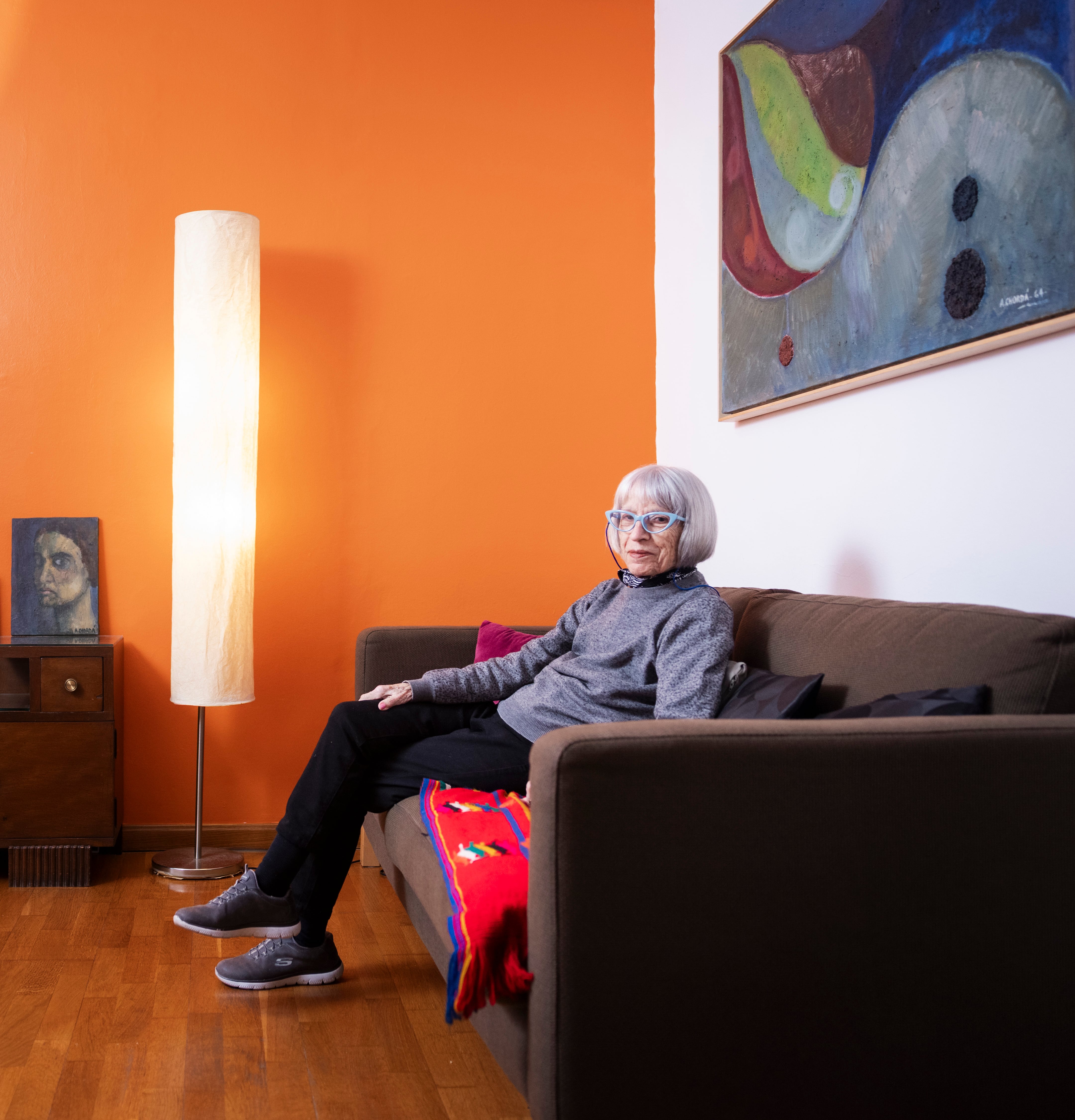 Chordà, fotografiada en su piso en el Eixample (Barcelona) junto a dos de sus pinturas.