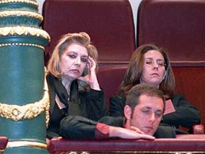 La madre y la viuda de José Couso, ayer en la tribuna del Congreso durante el debate del pleno.
