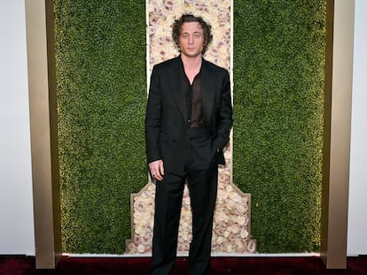 Jeremy Allen White, vestido de Calvin Klein, en la alfombra roja de los Globos de Oro 2024.