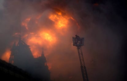 As chamas no Museu da Língua Portuguesa, que foi inaugurado em 2006, mobilizaram quase 100 homens do Corpo de Bombeiros e um total de 37 viaturas.