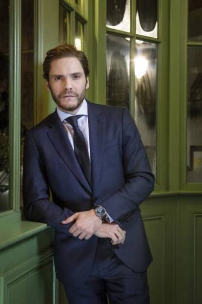 En la gala nocturna que montó Jaeger-LeCoultre, Daniel Brühl vestía el Master Ultra Thin Moon Enamel, el de la foto.