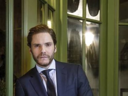 En la gala nocturna que montó Jaeger-LeCoultre, Daniel Brühl vestía el Master Ultra Thin Moon Enamel, el de la foto.