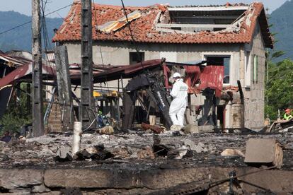 Equipos de desactivación de explosivos y desescombro trabajan en Tui (Pontevedra), el 24 de mayo de 2015.