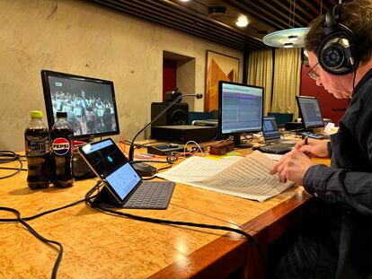 El productor Jørn Pedersen durante la sesión del sábado, 27 de abril, en la sala técnica del Konserthus de Oslo.