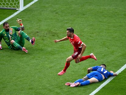 Freuler marca el primer gol de Suiza ante Italia este sábado.