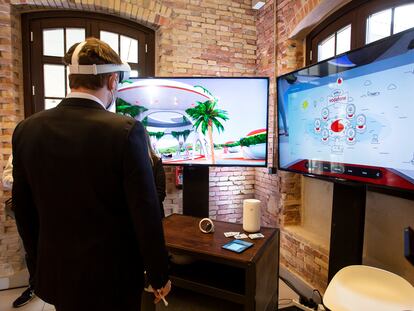 Un usuario utiliza unas gafas y un ordenador de realidad virtual en la nueve sede de la empresa Vodafone.