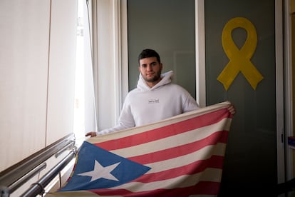 Daniel Fresno, vecino de Alcarràs, sujeta una bandera independentista.