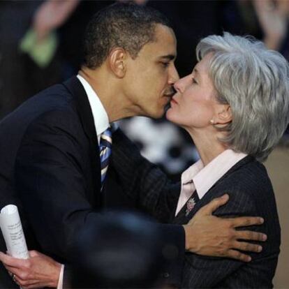 Barack Obama y Kathleen Sebelius, durante un acto en El Dorado (Kansas) en enero de 2008.