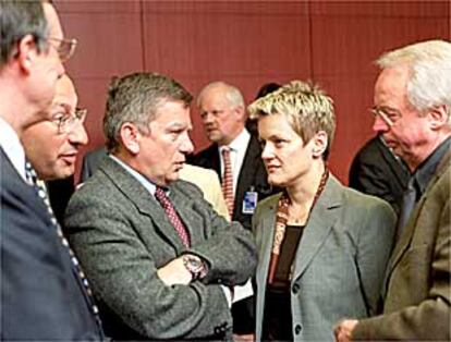 Los ministros de Agricultura de Francia, Jean Glavany (izda.), y de Alemania, Renate Künast, en Bruselas.