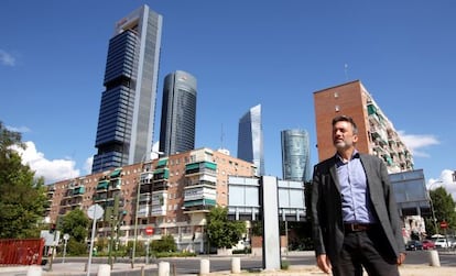 El concejal Mauricio Valiente, en un solar junto a la estación de Chamartín.