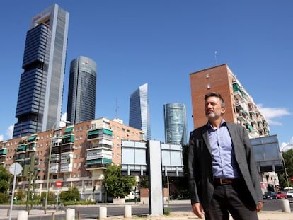 El concejal Mauricio Valiente, en un solar junto a la estación de Chamartín.