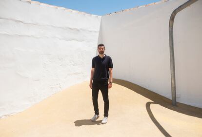 El arquitecto Lluis J. Liñán, socio del estudio Rellam, en el parque infantil de Balsa de Ves que han diseñado.