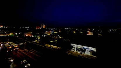 Calles de la zona centro de la ciudad León (Guanajuato) afectada por un apagón de luz eléctrica, el 7 de mayo.