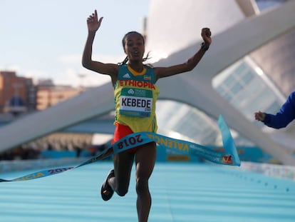 La atleta etíope Gudeta Kedebe a su llegada a la meta en la Ciutat de les Ciències de Valencia. 