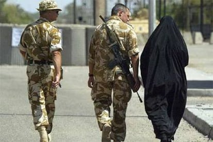 Una mujer musulmana conversa con dos soldados británicos en una calle de Basora, al sur de Irak.