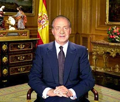 El rey Juan Carlos, en el palacio de la Zarzuela, durante la lectura del mensaje de Navidad.