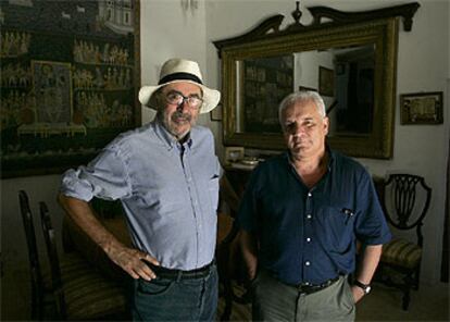 Manuel Leguineche, a la izquierda, en su casa de Brihuega (Guadalajara) y Javier Reverte.