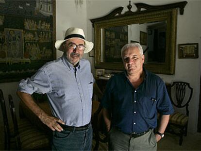 Manuel Leguineche, a la izquierda, en su casa de Brihuega (Guadalajara) y Javier Reverte.