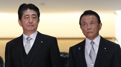 El primer ministro de Jap&oacute;n, Shinzo Abe (izquierda), y el ministro de Finanzas, Taro Aso.