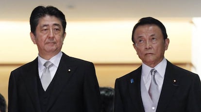 El primer ministro de Japón, Shinzo Abe (izquierda), y el ministro de Finanzas, Taro Aso.