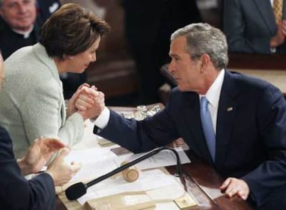Bush estrecha la mano de Pelosi al finalizar el discurso sobre el estado de la Unión.