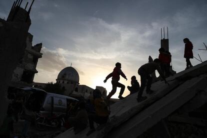 Un grupo de niños juega en una zona afectada por la guerra, en al-Nashabieh (Siria).