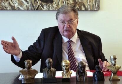 George Frêche, presidente de la región de Languedoc-Roussillon, fotografiado el 29 de enero de 2010 con estatuas de Mao, Roosevelt, Lenin, Churchill, Jaurès y De Gaulle.