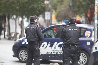 Agentes de la Policía Nacional en el barrio de Lavapiés (Madrid) tras los disturbios de anoche, 15 de marzo.