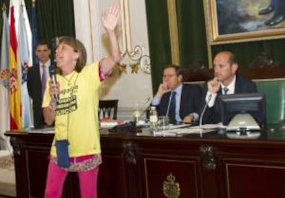Afectados por las preferentes en un momento del pleno extraordinario sobre las participaciones preferentes en la Diputación de Pontevedra.