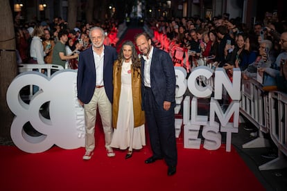 (L-R) Regisseur Uberto Pasolini; Die Schauspielerin Ángela Molina und der Schauspieler Ralph Fiennes posieren beim Fototermin für den Film „The Return“ beim BCN Film Fest in den Verdi-Kinos.