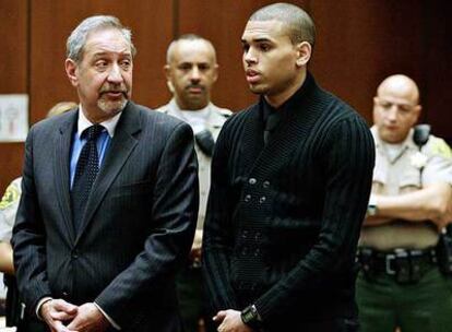 Chris Brown, ante el juez, acompañado de su abogado.