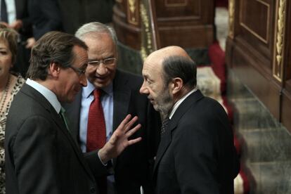 Alfonso Alonso, portavoz del PP, y el secretario general del PSOE, Alfredo Pérez Rubalcaba, conversan en presencia del exvicepresidente del Gobierno y diputado socialista, Alfonso Guerra.