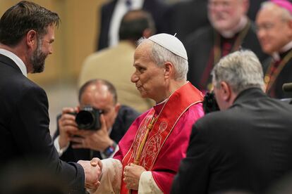El vicepresidente de EE UU, J. D. Vance, saluda al Papa.