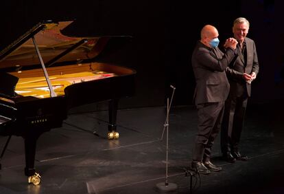 Florian Boesch y Malcolm Martineau agradecen los larguísimos aplausos del público al final de su recital.