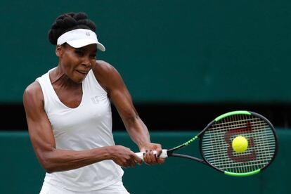 La estadounidense Venus Williams devuelve la pelota a Garbiñe Muguruza durante la final de Wimbledon.