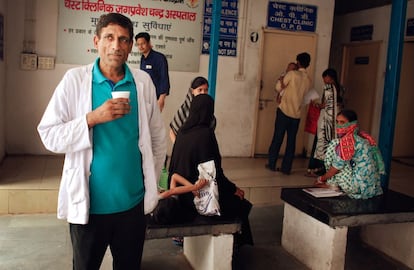 Hari Singh, de 42 años y ya curado de su tuberculosis, se toma un respiro mientras trabaja como enfermero para pacientes de esta enfermedad en el hospital de Jag Pravesh Chand de Nueva Delhi.