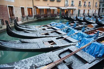Góndolas cubiertas de nieve en Venecia. El lago veneciano se ha helado por primera vez en 20 años.