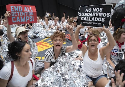 La actriz Susan Sarandon (centro) junto a cientos de mujeres en la manifestación contra las políticas migratorias de Trump este jueves en Washington.
