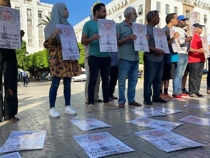 Activistas y emigrantes subsaharianos en una protesta el pasado viernes frente al Parlamento de Marruecos en Rabat para denunciar la muerte de los emigrantes en la tragedia de Melilla.
