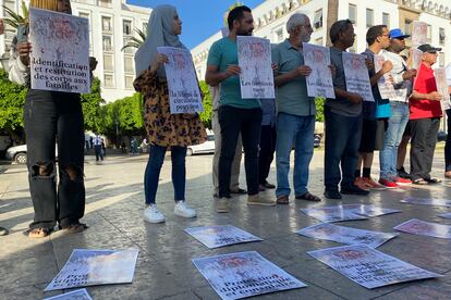 Activistas y emigrantes subsaharianos en una protesta el pasado viernes frente al Parlamento de Marruecos en Rabat para denunciar la muerte de los emigrantes en la tragedia de Melilla.