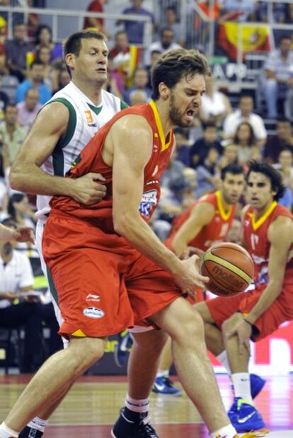 Pau Gasol pelea por llevarse el balón frente aun jugador de Eslovenia.