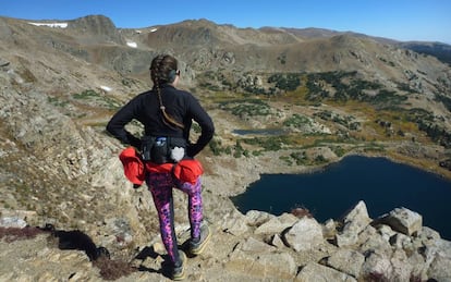 Una 'trailrunner' contempla el lago King, en el parque nacional de las Montañas Rocosas, en Colorado (Estados Unidos).