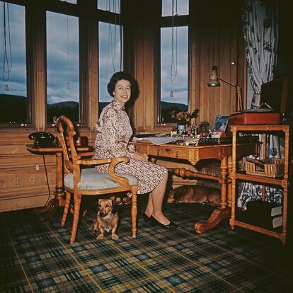 La reina Isabel II en 1972 en el castillo de Balmoral, en una de las habitaciones decoradas con tartán.