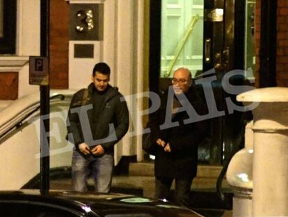Oriol Soler, a la derecha, y Andreu Grinyó salen de la Embajada de Ecuador en Londres.