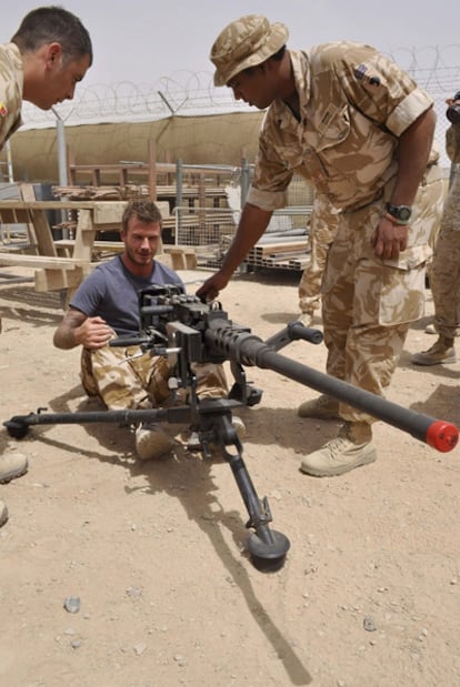 David Beckham, durante su visita a las tropas británicas en Afganistán.