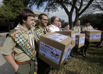 Los Boy Scouts se replantea su política antigay pero solo entre los jóvenes.