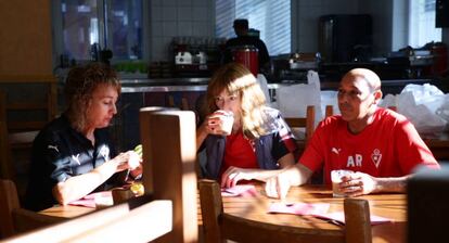 Trabajadores del Eibar desayunan en el txoko del club.